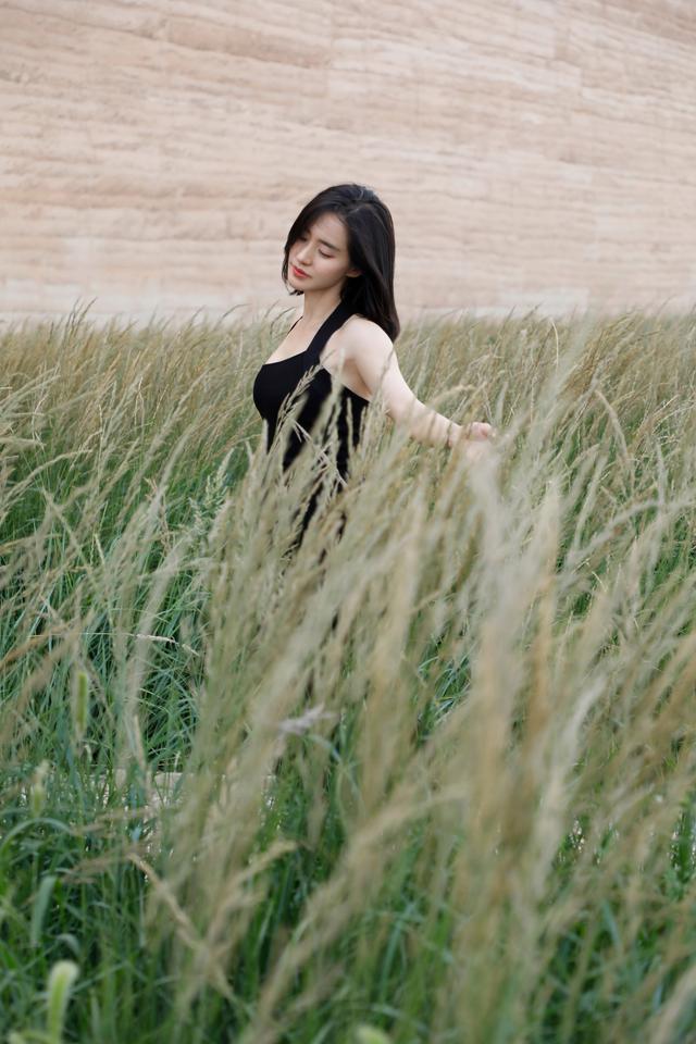 如今的王智越来越洒脱,她觉得不能保持本真的话,就会活得很累.