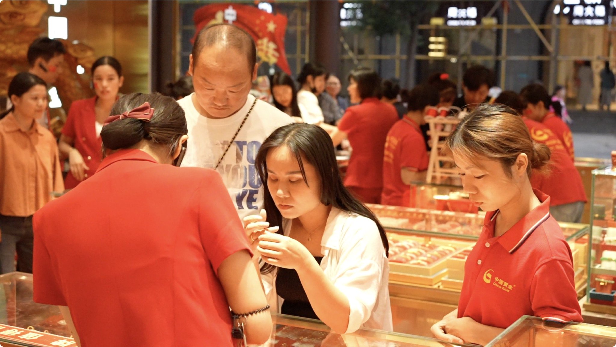     图说：“十一”假期金店顾客络绎不绝 拍摄/谢若琳