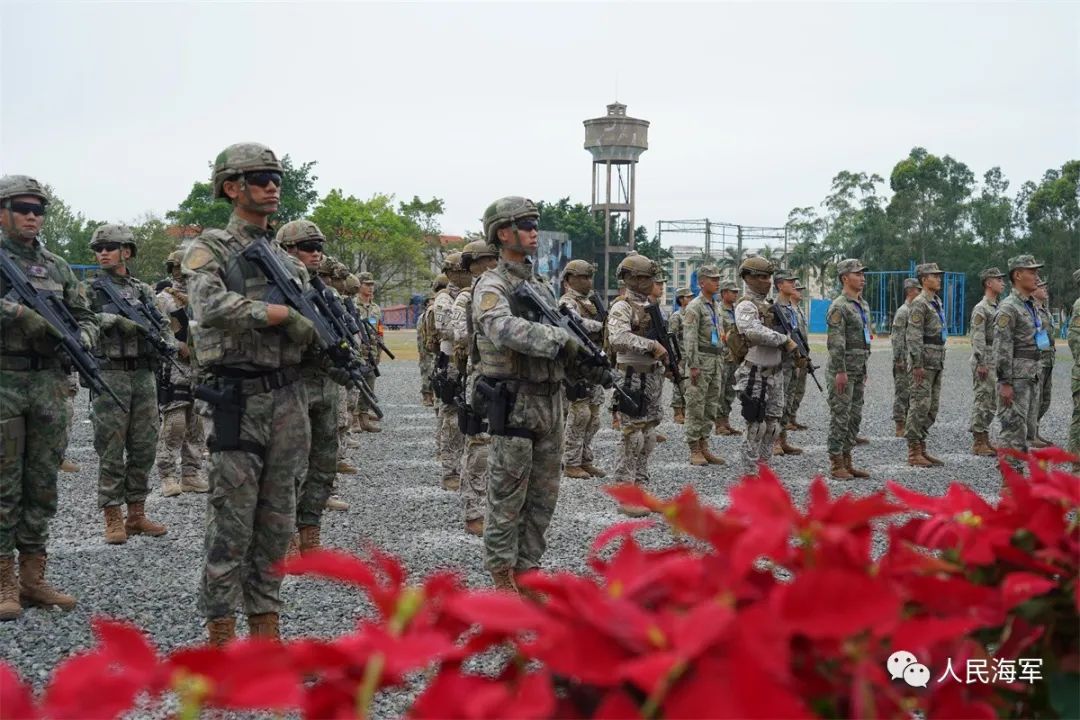 整齐列队双方百余名参训官兵在广东湛江海军陆战队某旅营区举行开训