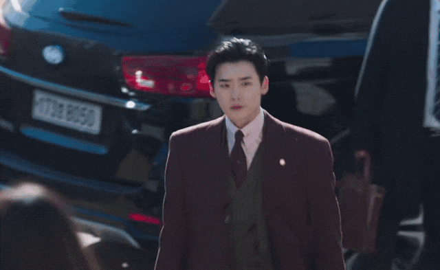 李钟硕在《黑话律师》中展现出的“双开门冰箱”身材