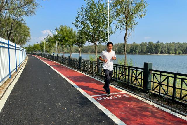 10月9日,潮白河顺义段滨水空间正式开放,一位市民正在河边跑步.