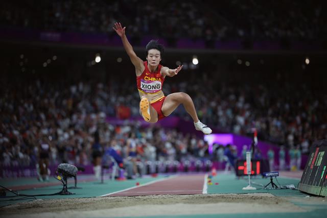 10月2日晚在杭州亚运会女子跳远决赛上,中国19岁小将熊诗麒以6米73