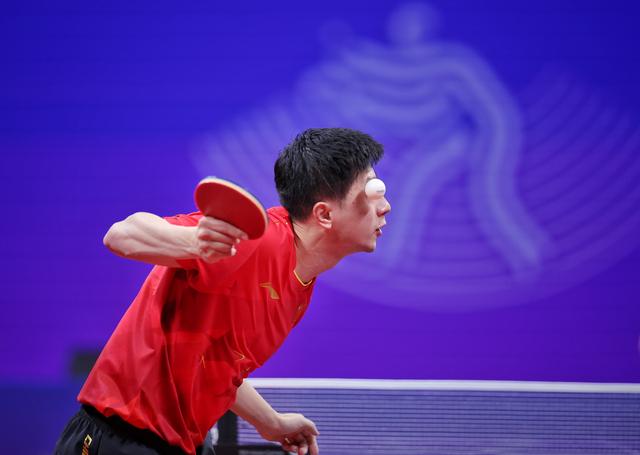 9月25日,杭州亚运会乒乓球男子团体半决赛,中国队选手马龙发球.