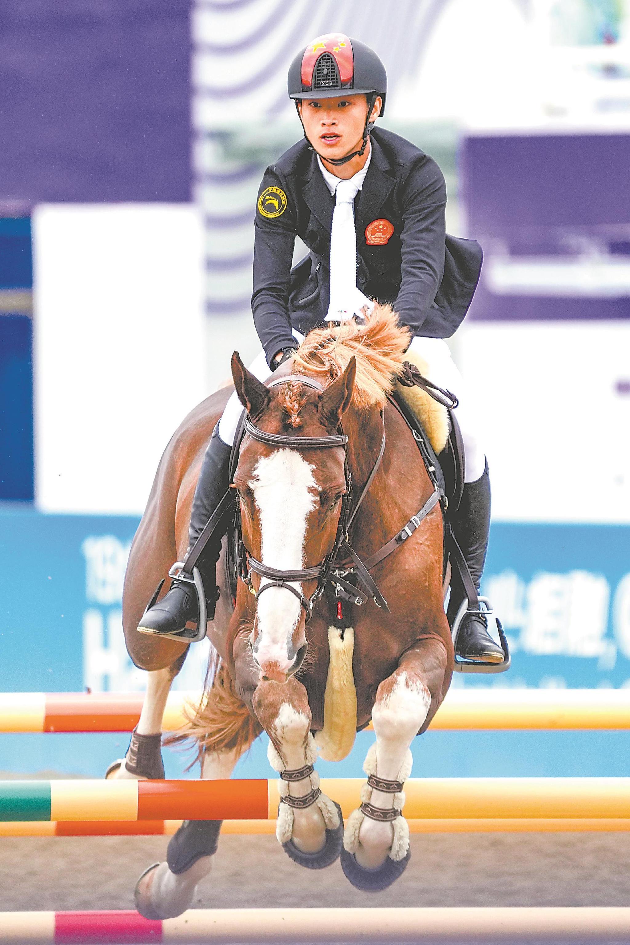 10月6日,杭州亚运会马术场地障碍个人赛,安徽选手陈雨辰在比赛中