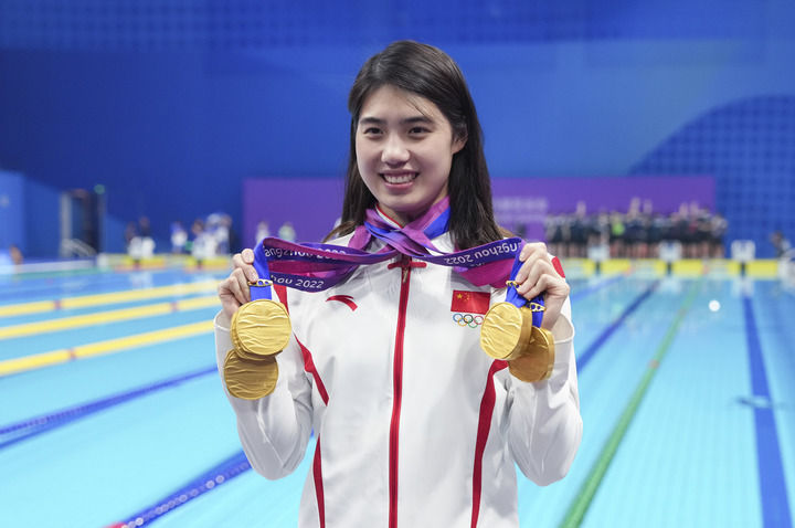 9月29日,中国选手张雨霏在杭州亚运会游泳项目全部比赛结束后展示