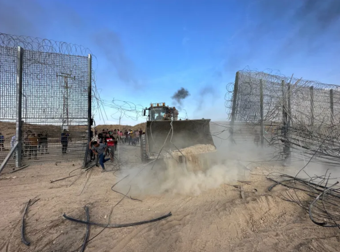 ▲哈马斯打开边境围栏缺口