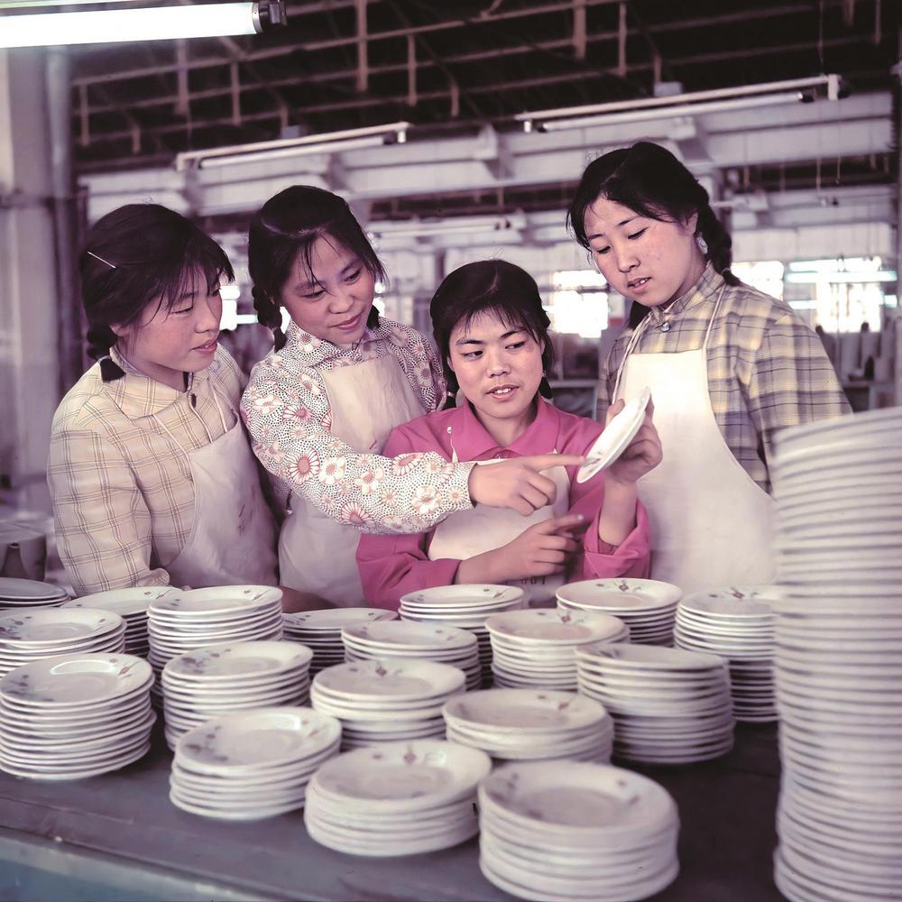 贴花女工唐山市第二瓷厂彩烤车间唐山日用陶瓷出口产品的装饰,绝大