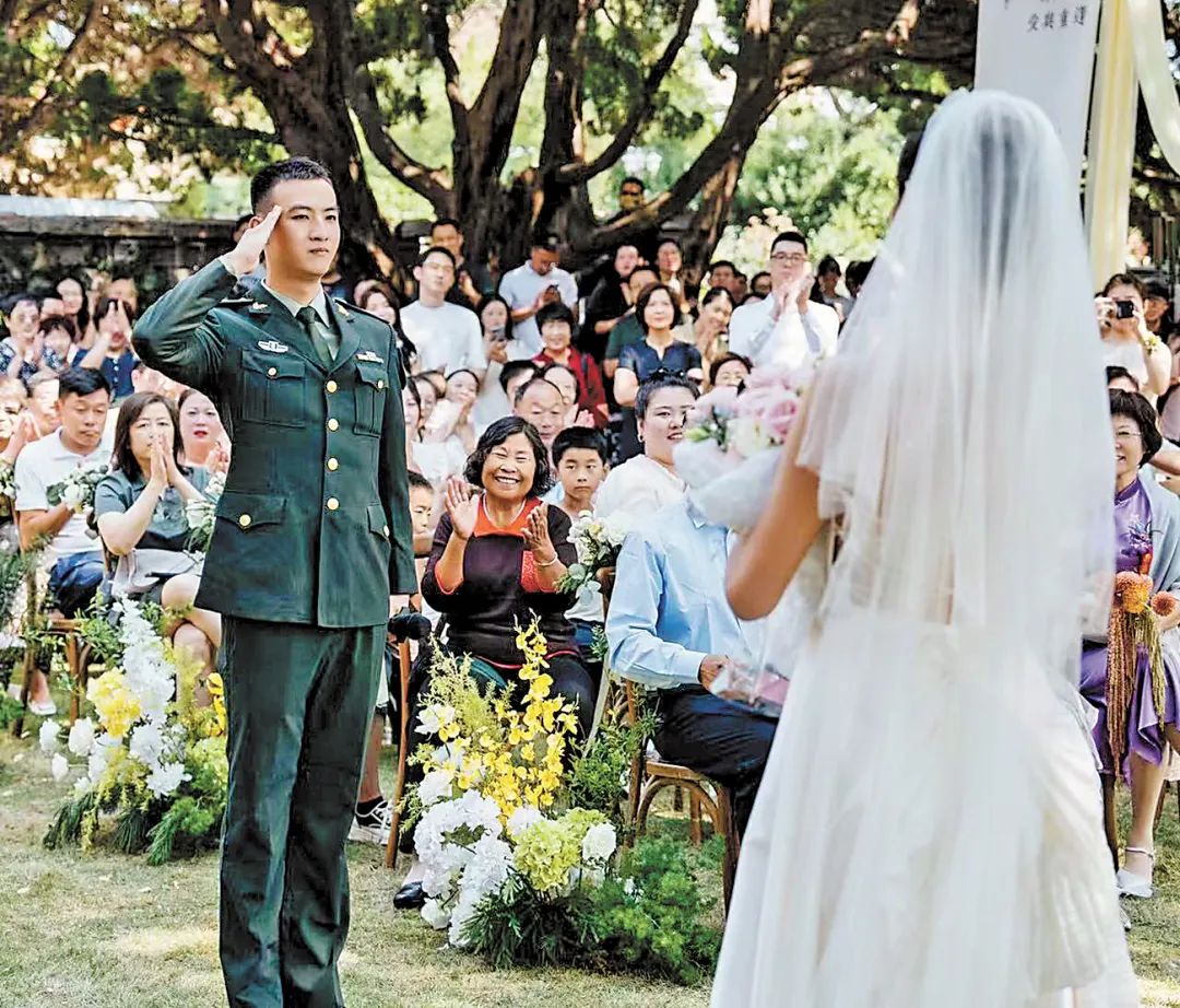 某部中士王洋在任务转场调整休息时,收到姐姐即将结婚的短信:"王洋