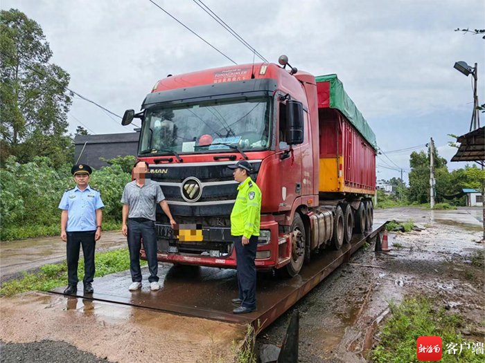 临高警方查获超载的货车.临高警方供图