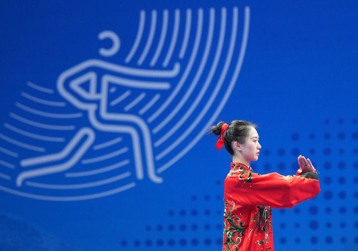 选手童心在杭州亚运会武术项目女子太极拳太极剑全能决赛中夺得冠军