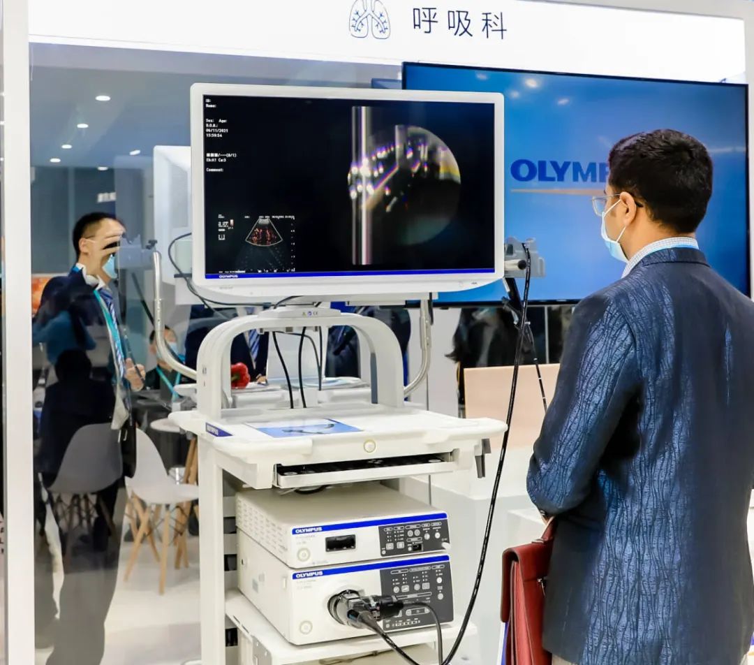 第四届进博会上,观众在奥林巴斯展台体验呼吸科电子内窥镜