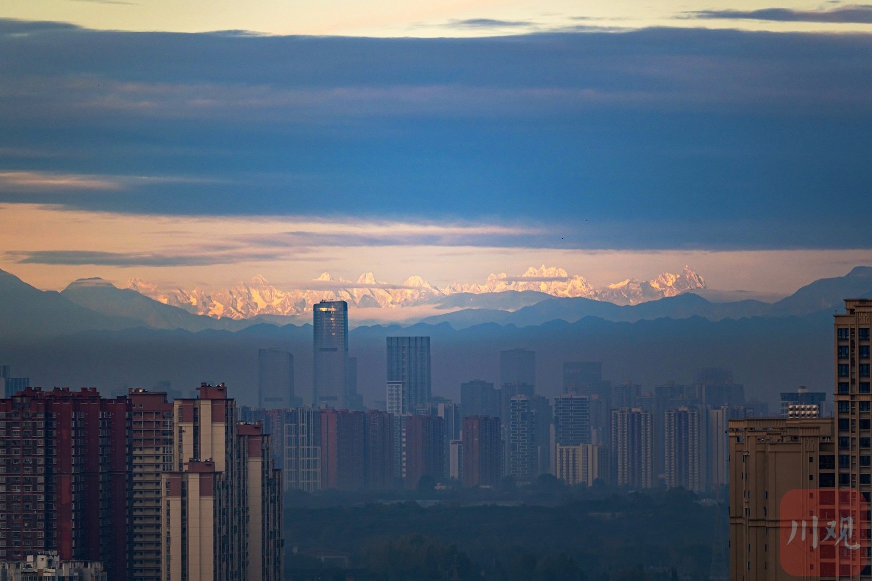 西岭雪山,贡嘎雪山被晨光染成金色.c视觉&nbsp;&nbsp;张宏 摄