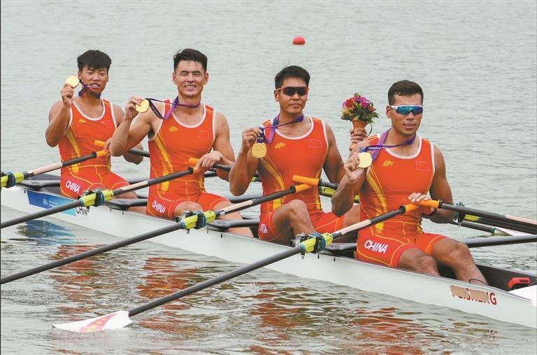 9月25日,陕西运动员阿迪里江·苏里坦(右一)与队友一起展示赛艇男子