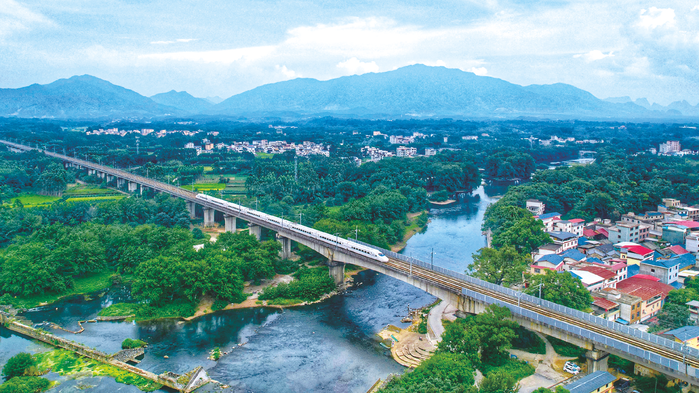 &nbsp;&nbsp;&nbsp;&nbsp;动车组列车行驶在贵广高铁上&nbsp;&nbsp;&