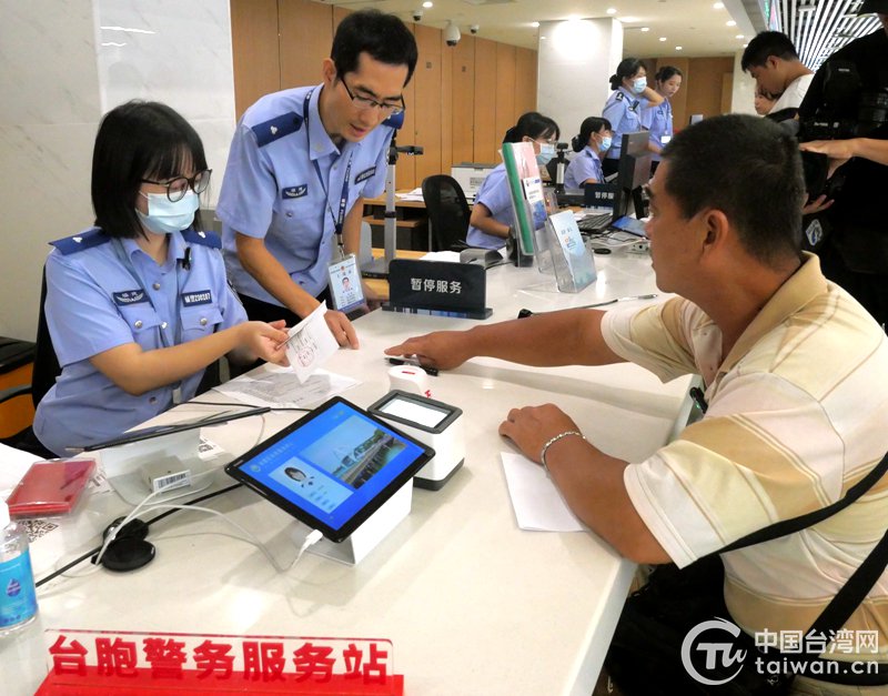 台胞在柜台前办理居住证(图片来源:厦门市湖里区台办)