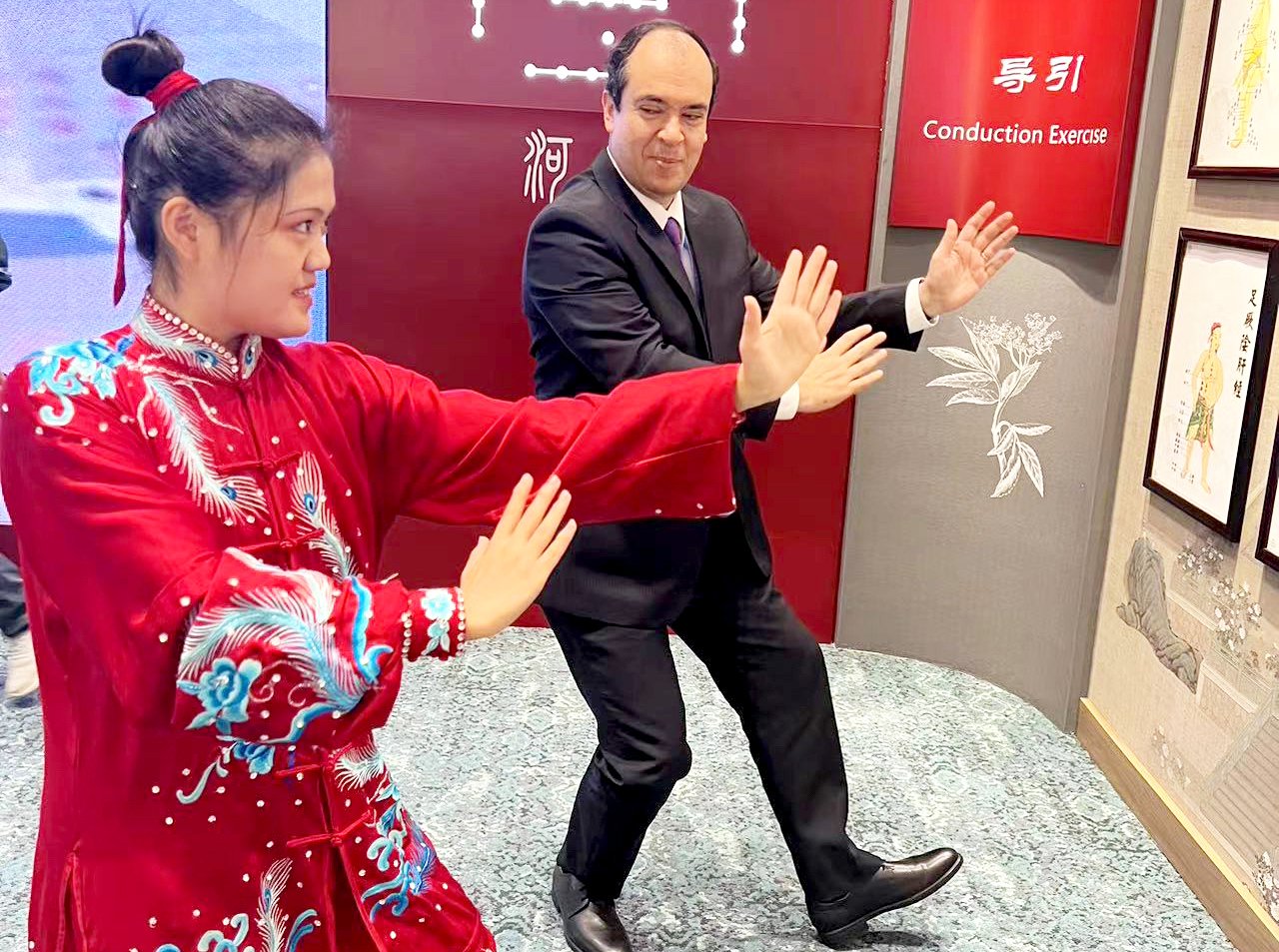 图为外宾在体验馆习练中医导引术.