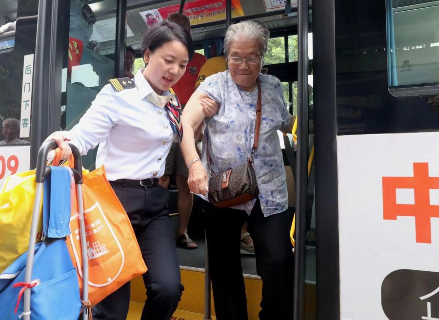 她让公交乘客感受到"空乘式服务"|乘务员_新浪财经_新浪网