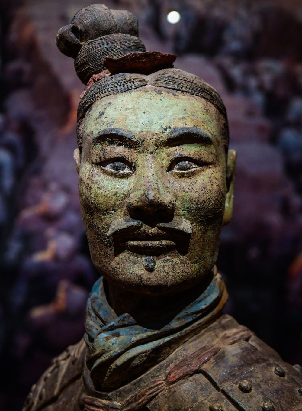 图为彩绘绿面跪射俑头部细节.