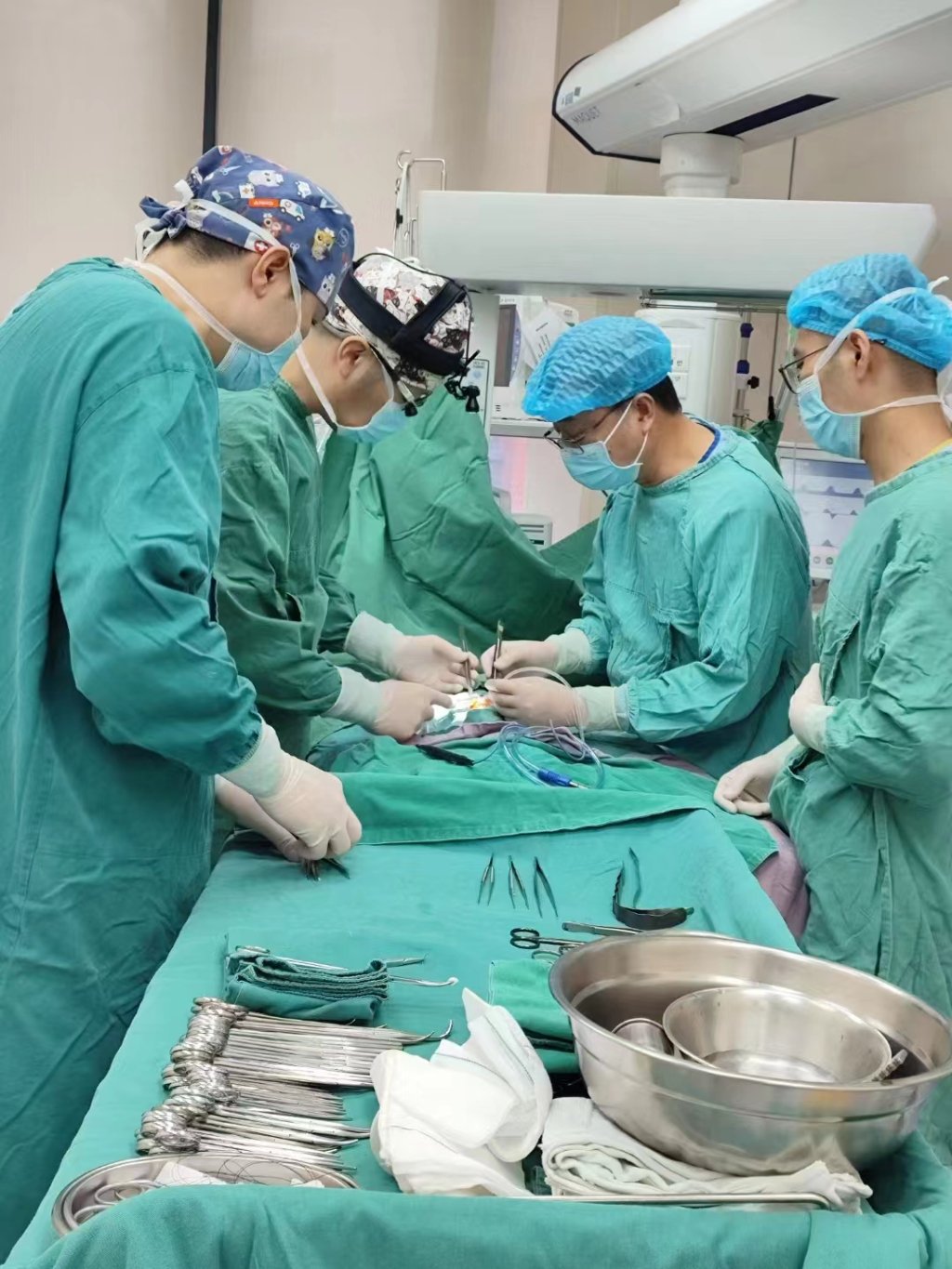 医生手术中.重医附属儿童医院供图