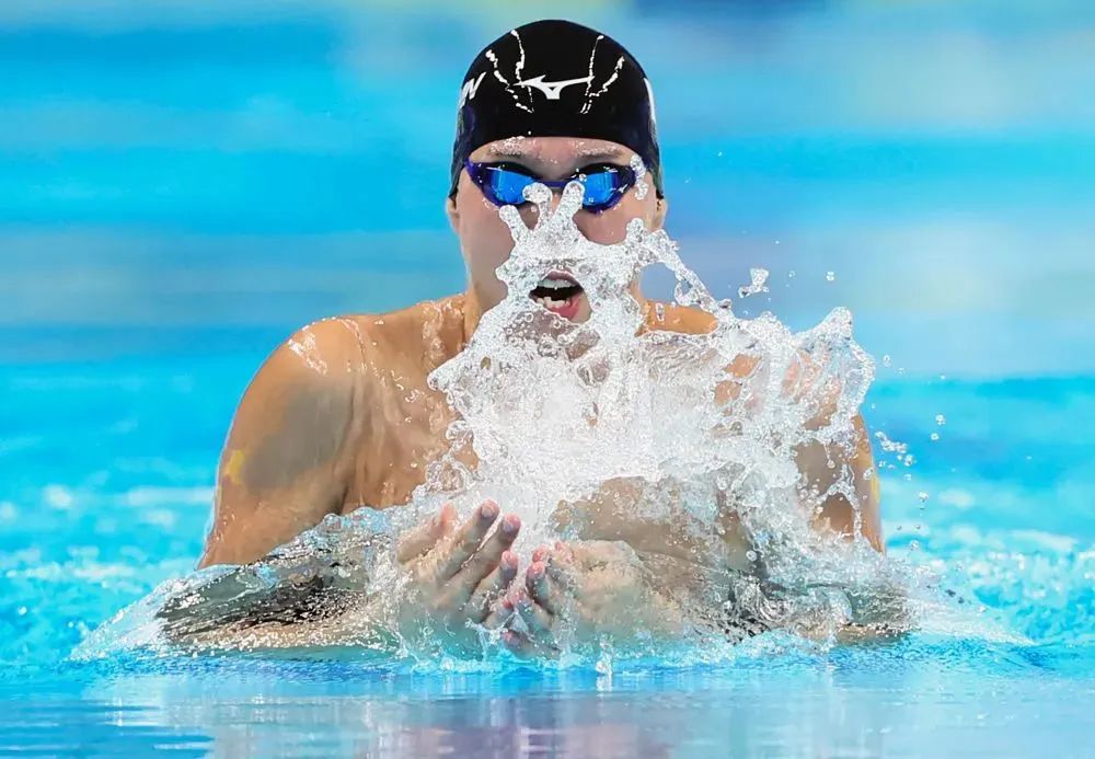 2023年9月28日,日本选手渡边一平在杭州亚运会男子200米蛙泳预赛中.