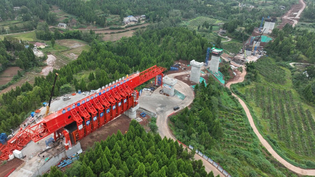 亭子口灌区一期工程老吴坝渡槽节假日期间仍在加快建设.