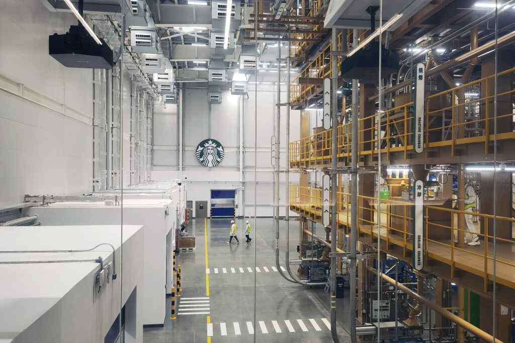 9月18日在江苏昆山的星巴克中国咖啡创新产业园拍摄的绿色烘焙工厂内