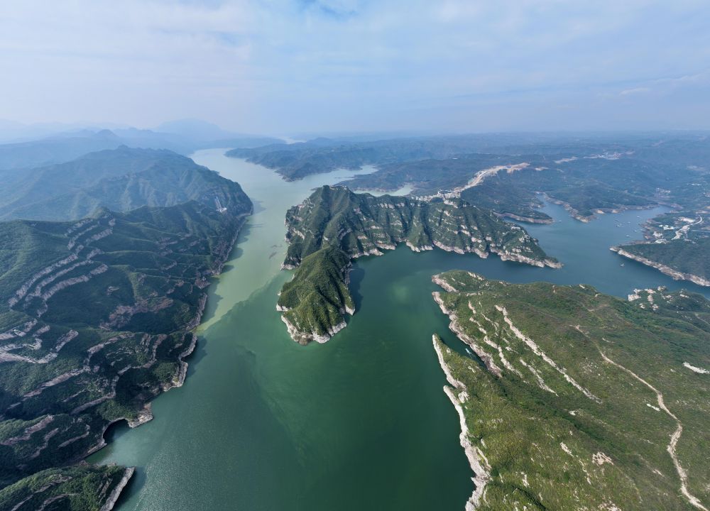 10月8日拍摄的河南济源黄河三峡景色.