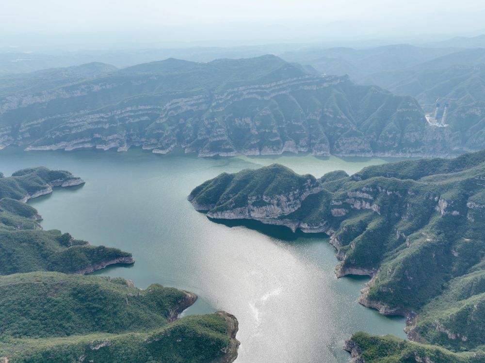 时值秋日,位于小浪底水利枢纽上游的河南济源黄河三峡景区,奇峰峻秀