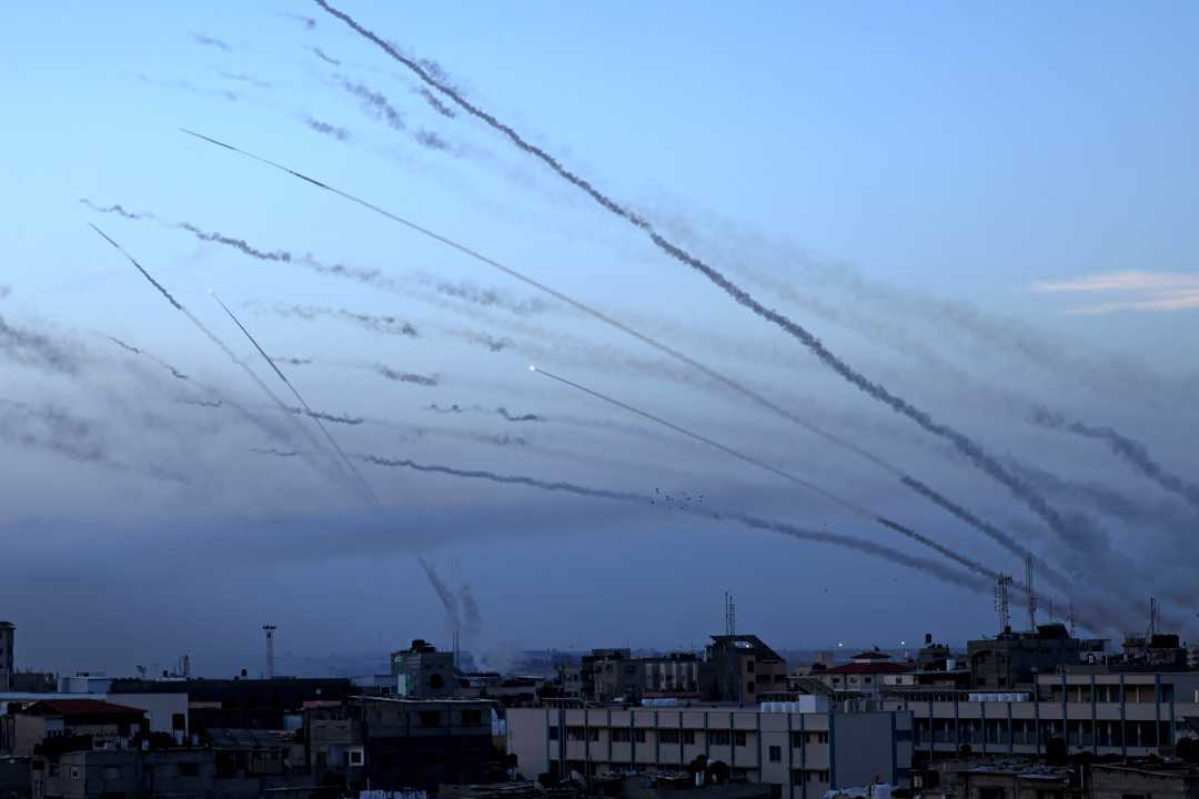 10月7日,大量火箭弹由加沙地带射向以色列 图据新华社