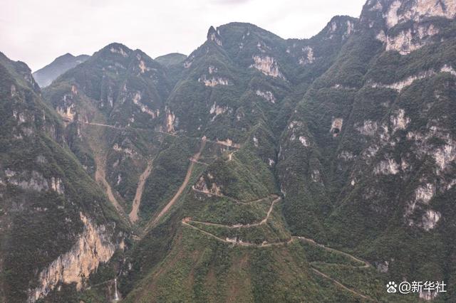 这是10月10日拍摄的重庆市巫山县竹贤乡下庄村绝壁天路(无人机照片).