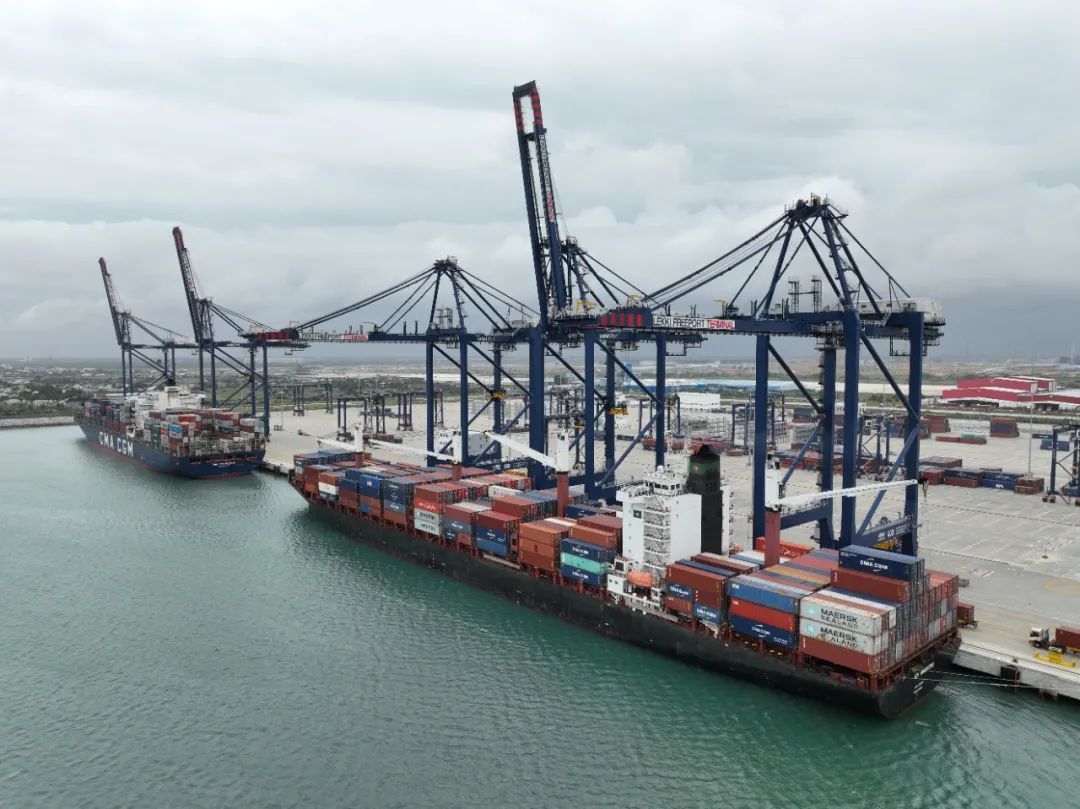 两艘大型货轮停靠在尼日利亚莱基深水港进行装卸作业.