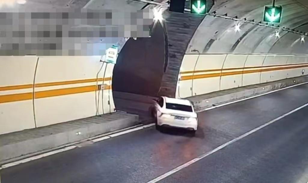 ▲男子在高速公路隧道内倒车掉头