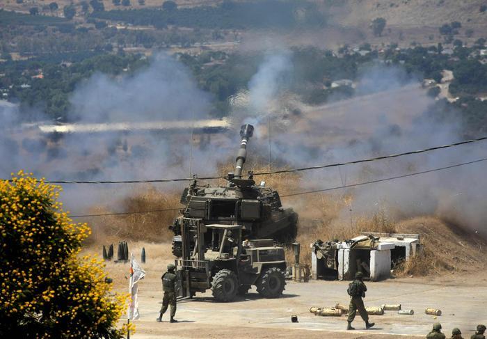 2021年8月4日,在以色列谢莫纳镇,一辆自行榴弹炮进入阵地.(新华社)