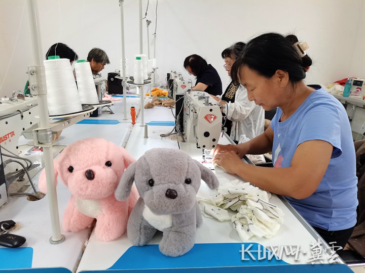 西辛安村"乡村微工厂"的工人在加工毛绒玩具.武晓萌 韩丛珊 摄