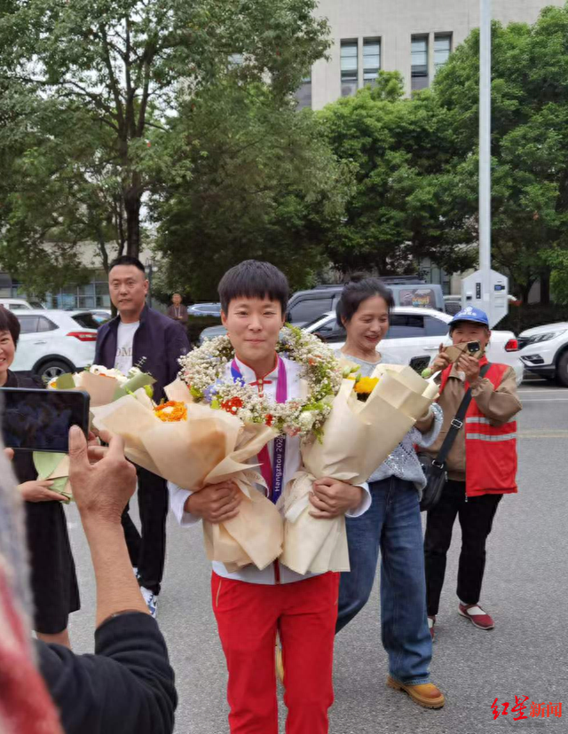 国手何江欣回绵竹受热烈欢迎 18人亲友团曾赴杭州助威|陈怡_新浪财经