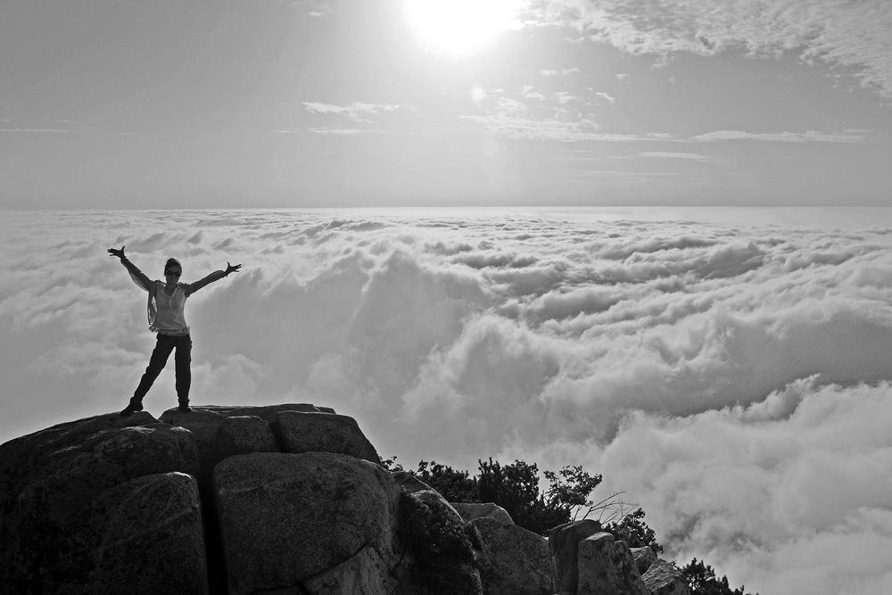游客登泰山观日出 本报记者 陈晨 摄