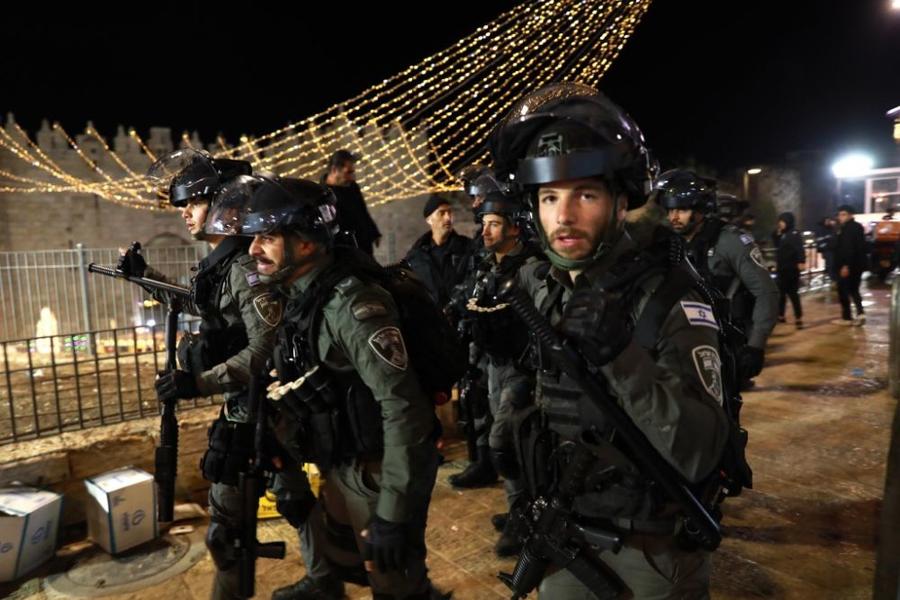 2022年4月20日晚，以色列警察在耶路撒冷老城大马士革门外警戒。（新华社）