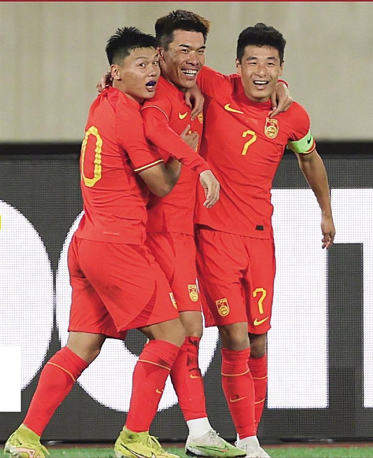 吴磊(右一)和队友庆祝进球 图片源自中国足球队官方微博