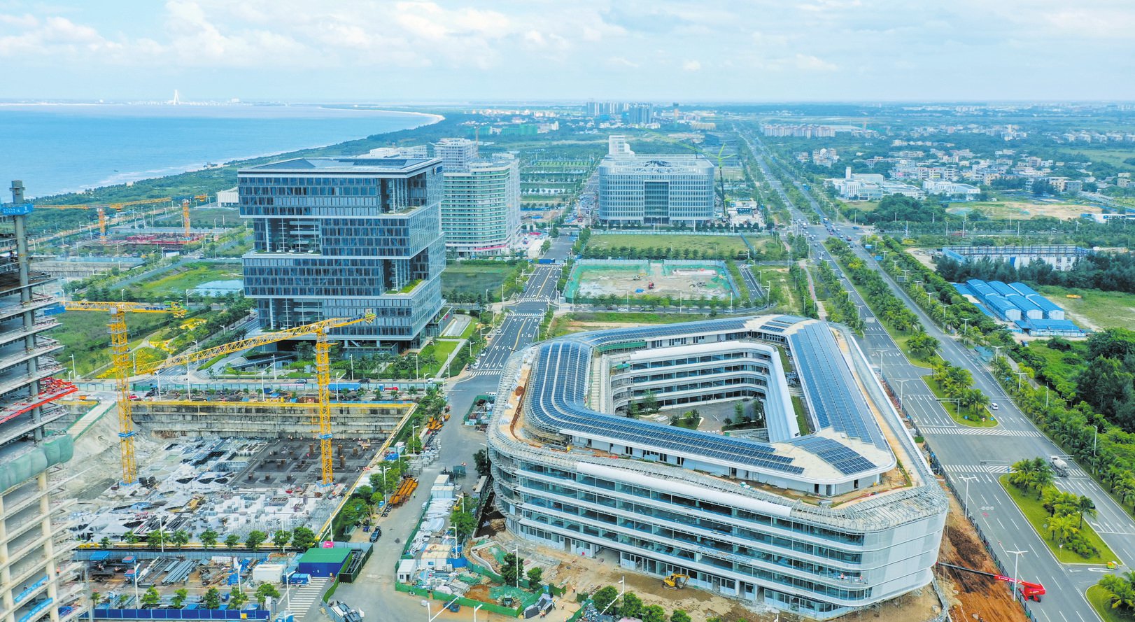 鸟瞰海口江东新区总部经济区(生态cbd)一派繁忙的建设景象.