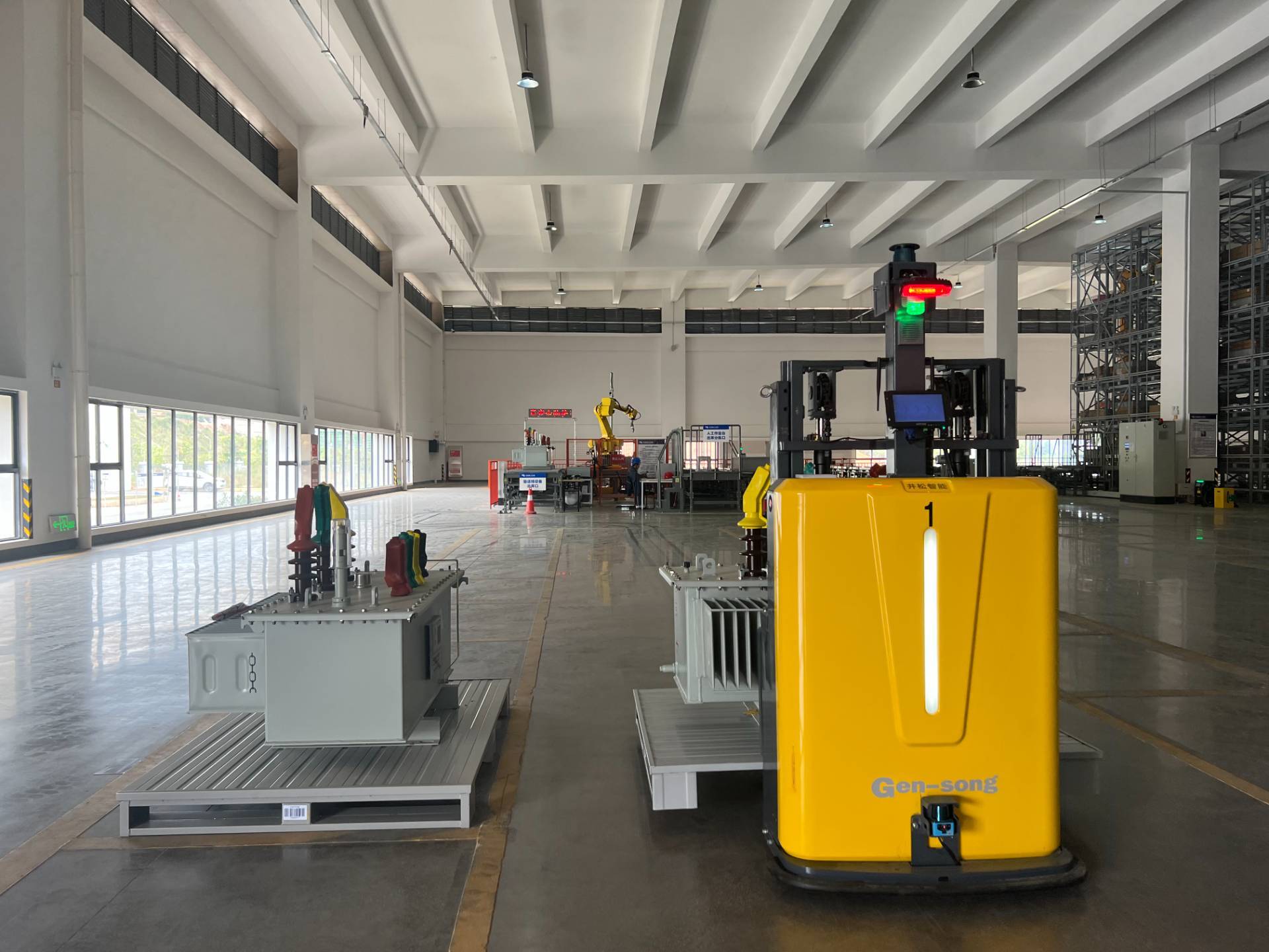 agv搬运机器人根据任务将物资搬运至目的地(摄影赵光慧)