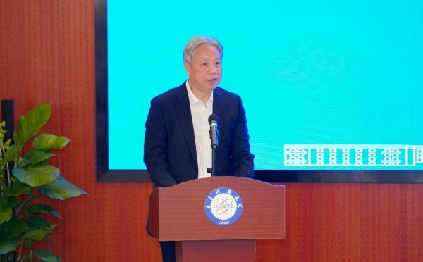 (图:电子科技大学党委书记王亚非致辞)