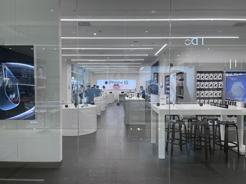 &ensp;&ensp;&ensp;&ensp;Apple零售店门可罗雀 贾丽/摄