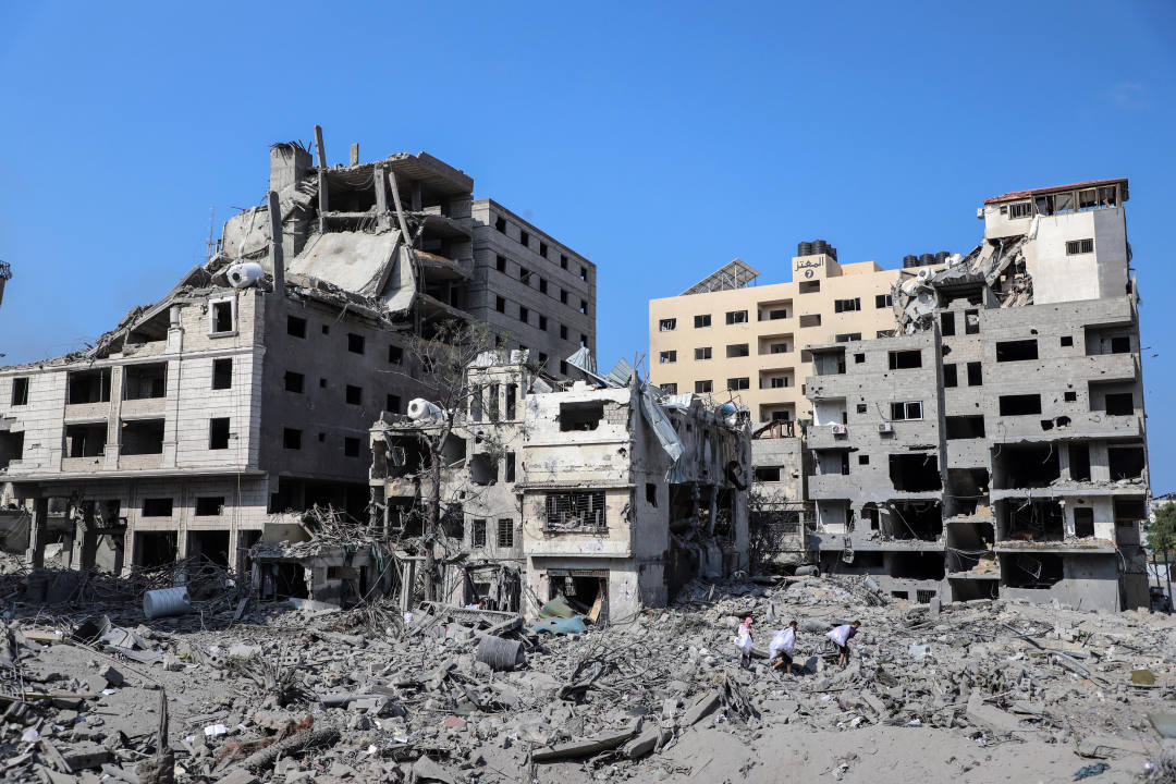 ▲10月10日，加沙城被以色列空袭炸毁的建筑废墟。图据新华社