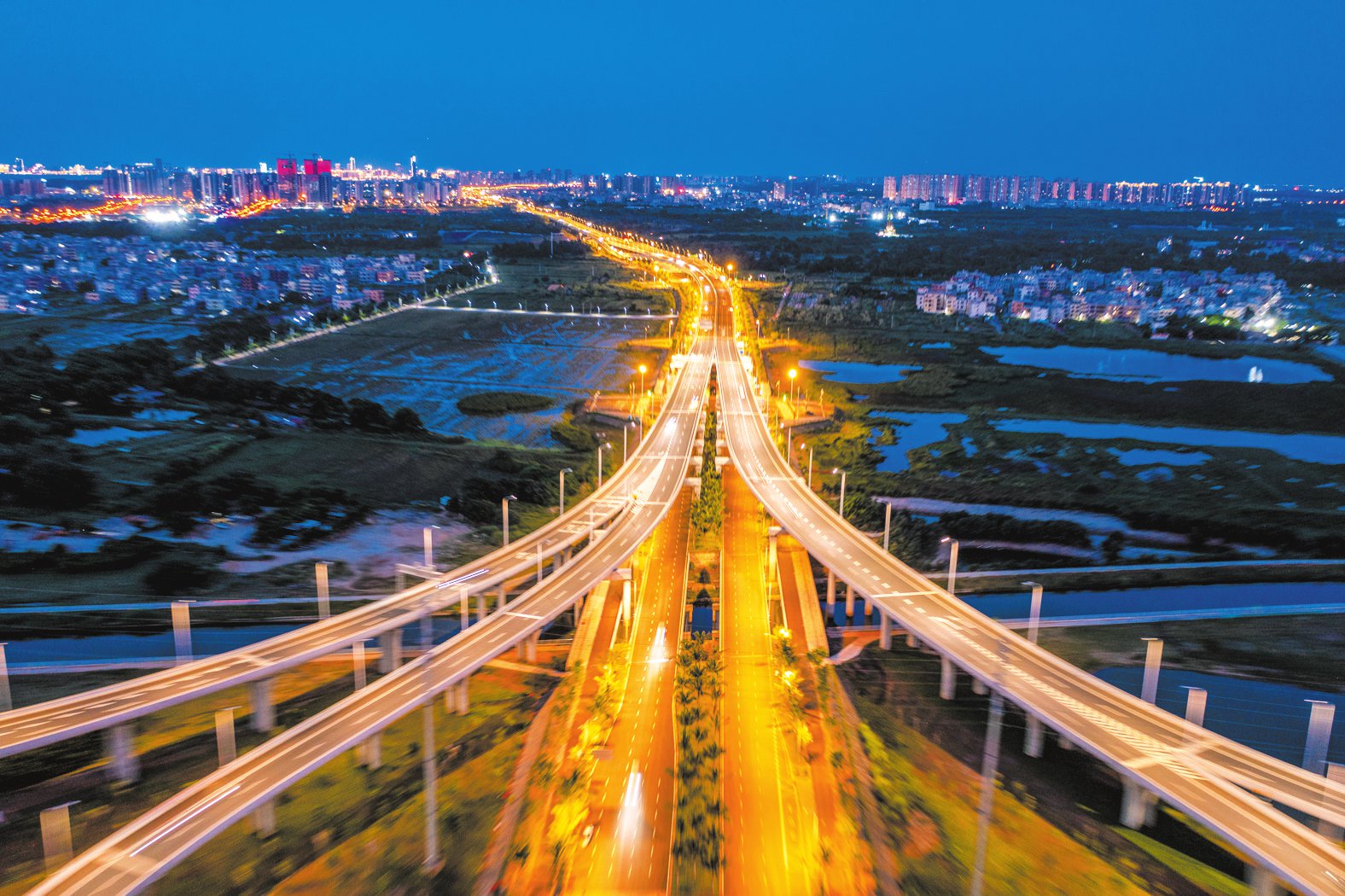 车水马龙的g15沈海高速公路海口段成为重要交通枢纽.记者 石中华 摄