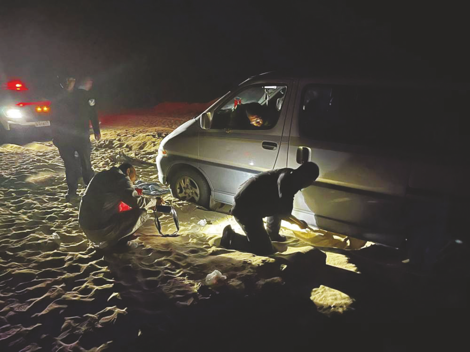 &nbsp;&nbsp;&nbsp;&nbsp;8月6日,茫崖市公安局民警正在铲沙,准备将