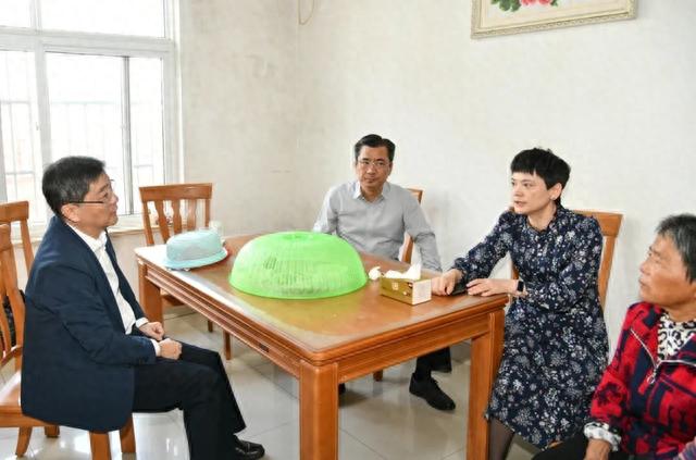 华亭港位于朱泾镇新泾村北片区域,近日,家住周边的村民通过12345市民