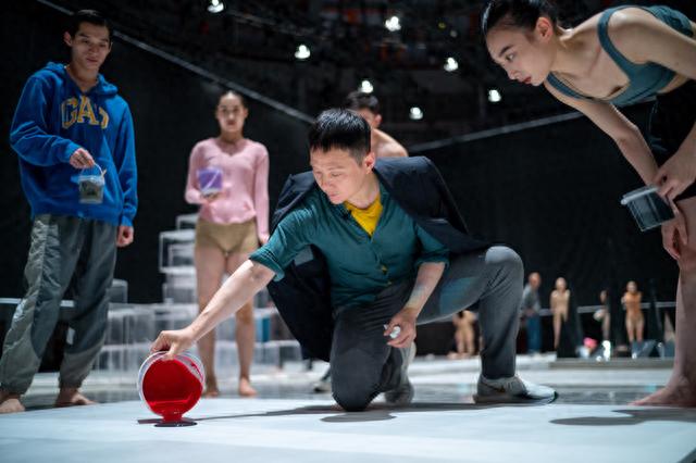 沈伟为演员示范《融》2023版颜料使用 董天晔摄