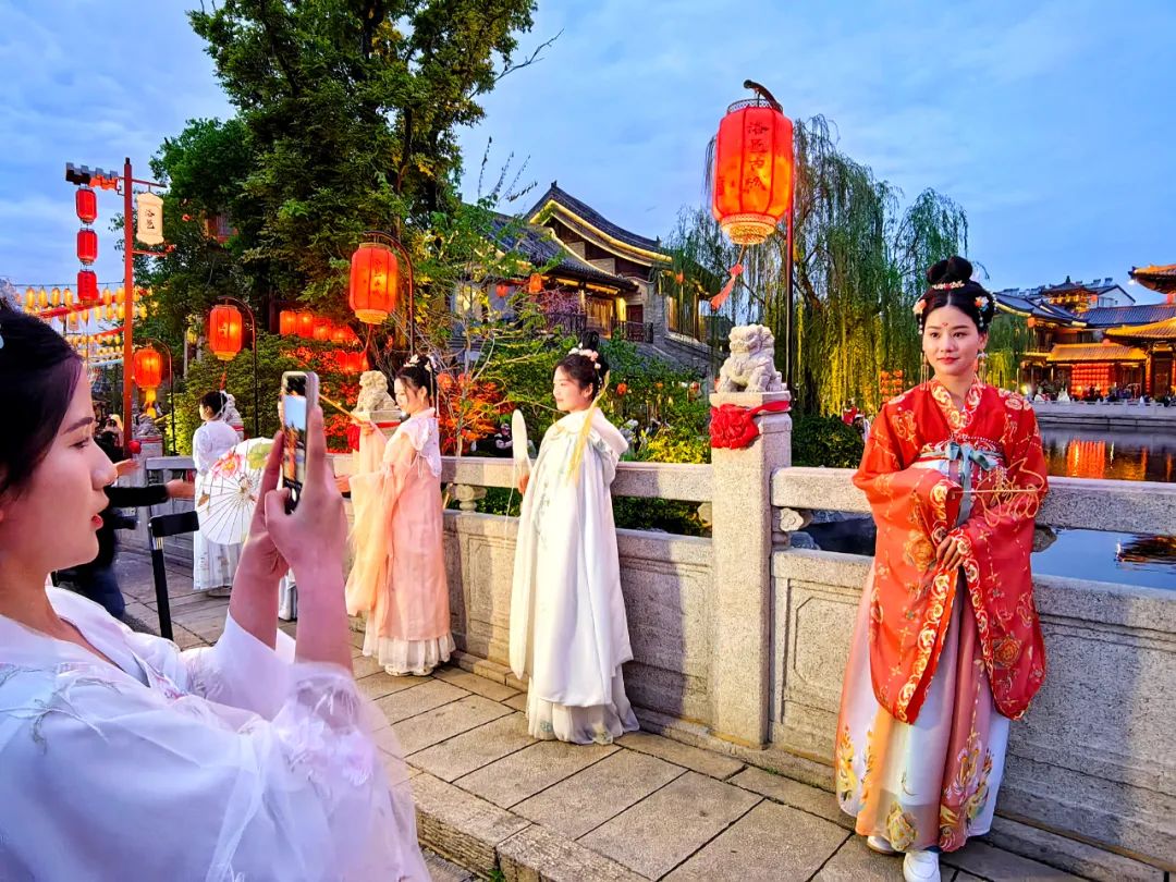 游客穿汉服打卡洛邑古城 (洛报融媒记者摄)