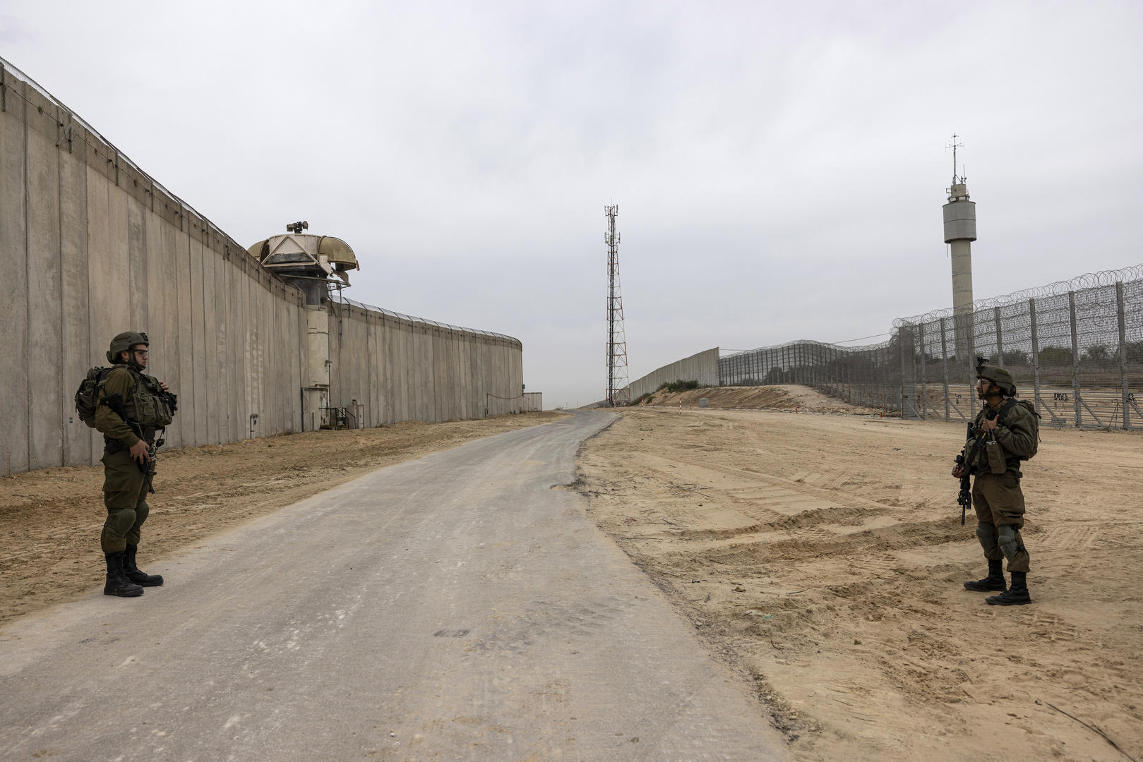 ▲以色列与加沙地带边境的隔离墙。图据视觉中国