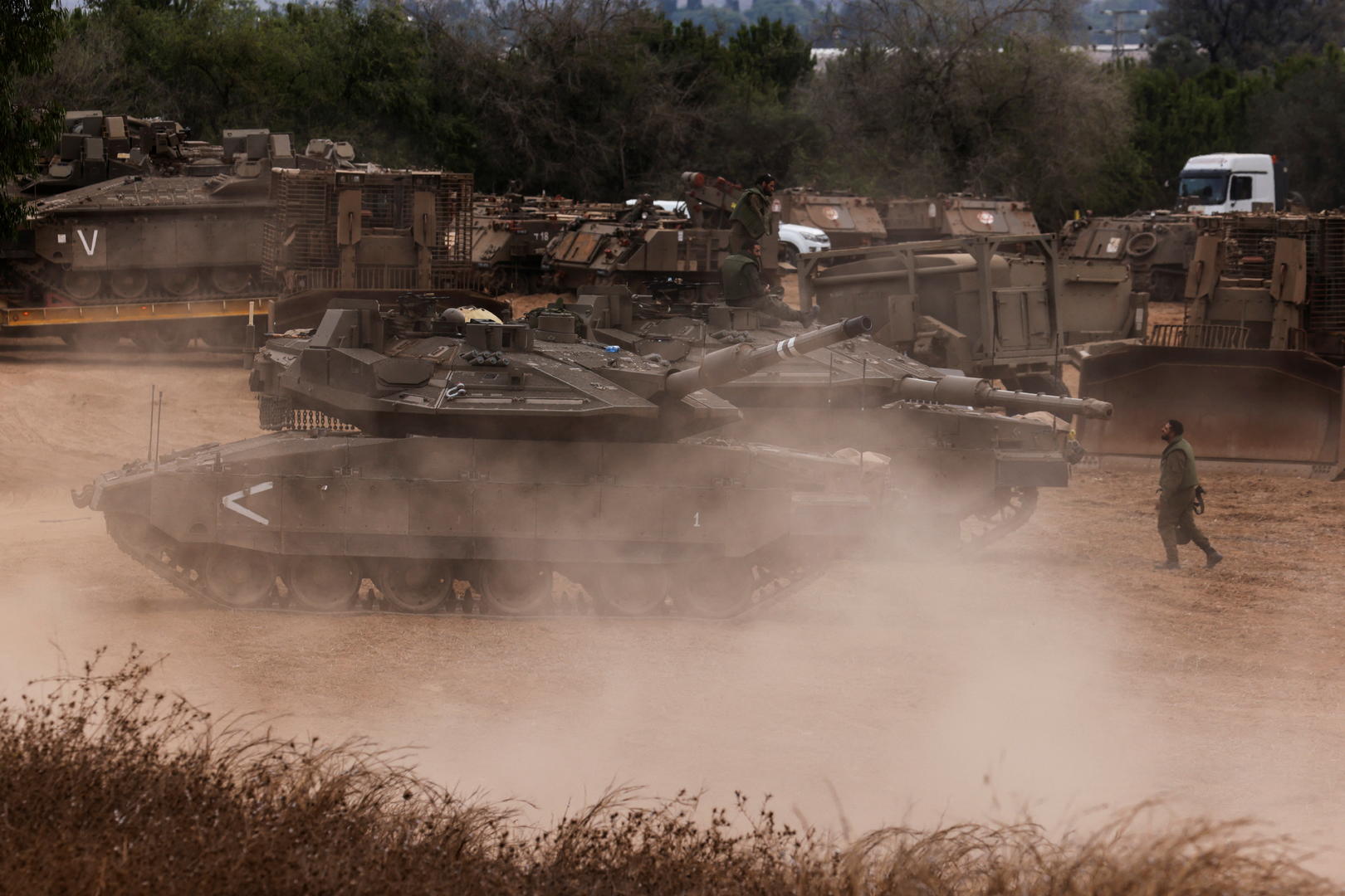 ▲10月9日，以色列士兵和坦克在加沙边境附近集结。图据IC photo
